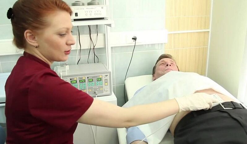Ο γιατρός εξετάζει τον ασθενή για να διαγνώσει την προστατίτιδα